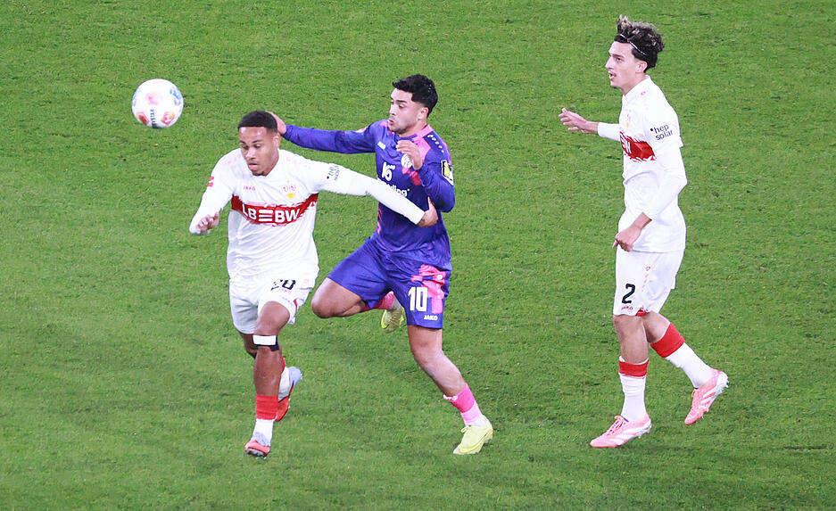 Ameen Al-Dakhil (r): Wenige Einsätze, aber direkt gut in der Partie. Sein Tempo war gegen den FSV Mainz 05 wichtig. Leistete sich keine großen Aussetzer. Note: 3 Ameen Al-Dakhil (r): Wenige Einsätze, aber direkt gut in der Partie. Sein Tempo war gegen den FSV Mainz 05 wichtig. Leistete sich keine großen Aussetzer. Note: 3