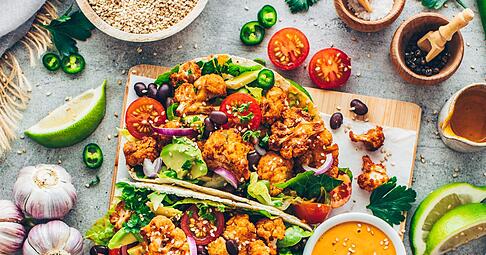 Bunt und lecker: Food-Bloggerin Bianca Zapatka serviert zu ihren Blumenkohl-Tacos auch eine leckere Tahini-Sauce. Bunt und lecker: Food-Bloggerin Bianca Zapatka serviert zu ihren Blumenkohl-Tacos auch eine leckere Tahini-Sauce.