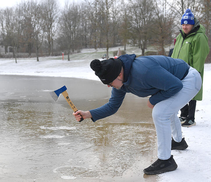 Der Breitenauer See ist an der Uferseite eingefroren. F&uuml;rs Eisbaden muss die Decke erst aufgebrochen werden.