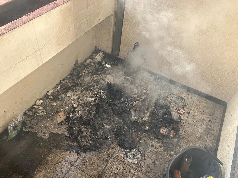 Ein Mieter verbrannte sein Müll auf dem Balkon. Und zeigte sich offenbar uneinsichtig. Ein Mieter verbrannte sein Müll auf dem Balkon. Und zeigte sich offenbar uneinsichtig.