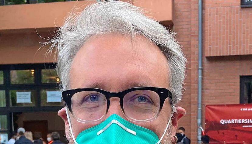 Tobias Vahlpahl bei der Impfaktion in der Neckarstadt-West.
Foto: Valerie Blass Tobias Vahlpahl bei der Impfaktion in der Neckarstadt-West.
Foto: Valerie Blass