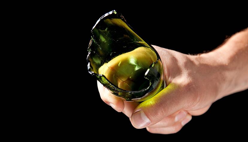 Das Gericht ist überzeugt, der Angeklagte habe den Geschädigten mit einer Weinflasche geschlagen und dann mit den Scherben verletzt.
Foto: Zstock/stock.adobe.com