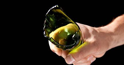 Das Gericht ist überzeugt, der Angeklagte habe den Geschädigten mit einer Weinflasche geschlagen und dann mit den Scherben verletzt.
Foto: Zstock/stock.adobe.com