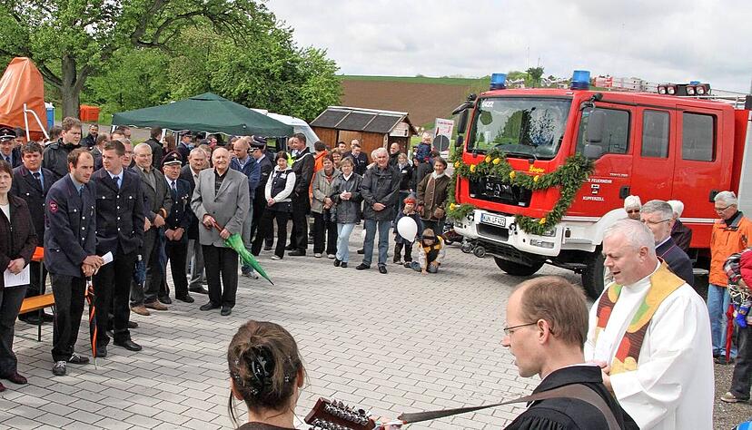 Geschenke − wie hier die Einweihung des damals neuen Löschgruppenfahrzeugs 10 im Jahr 2012 − gab es unlängst öfter. Doch alte Autos müssen weg.
Foto: Archiv/Färber Geschenke − wie hier die Einweihung des damals neuen Löschgruppenfahrzeugs 10 im Jahr 2012 − gab es unlängst öfter. Doch alte Autos müssen weg.
Foto: Archiv/Färber