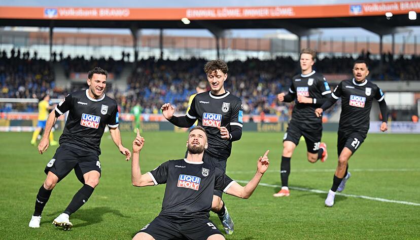 Ulms Lucas R&ouml;ser jubelt nach seinem F&uuml;hrungstreffer.