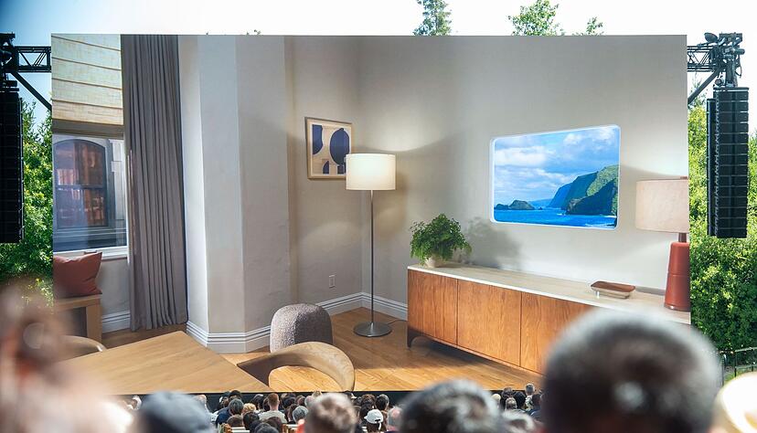 Wenn man in der Vision Pro ein virtuelles Bild an der Wand eines Raums platziert, bleibt es da künftig auch. Wenn man in der Vision Pro ein virtuelles Bild an der Wand eines Raums platziert, bleibt es da künftig auch.