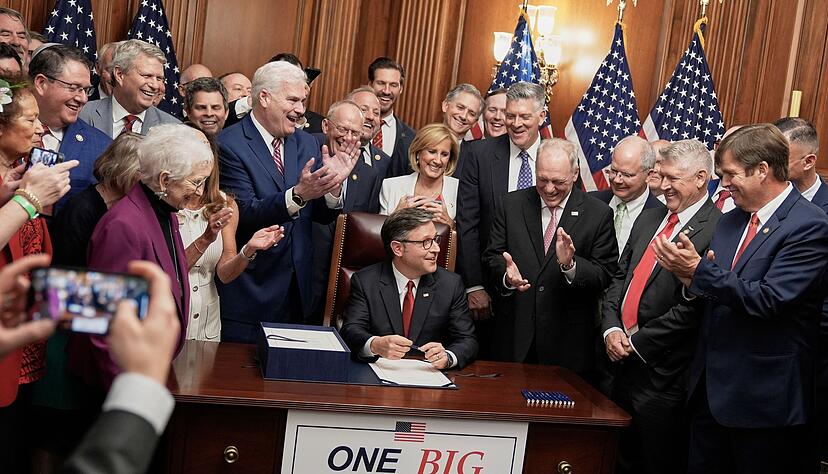 Die Republikaner feiern das neue Gesetz, Die Republikaner feiern das neue Gesetz,