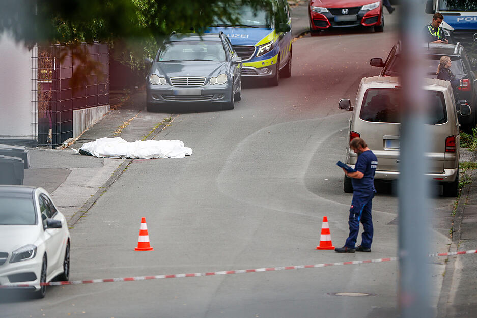 Ermittler der Spurensicherung der Polizei sind bei der Tatortarbeit in Menden. Nach den Sch&uuml;ssen soll eine Mordkommission gebildet werden.
