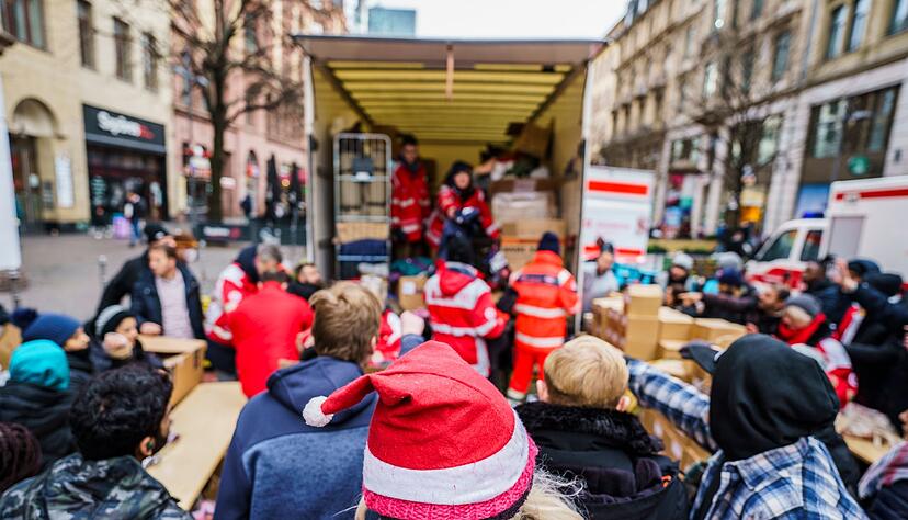 Bei vielen karitative Organisationen kann man Sachspenden abgeben, aber auch beim Sammeln und Verteilen helfen. Bei vielen karitative Organisationen kann man Sachspenden abgeben, aber auch beim Sammeln und Verteilen helfen.