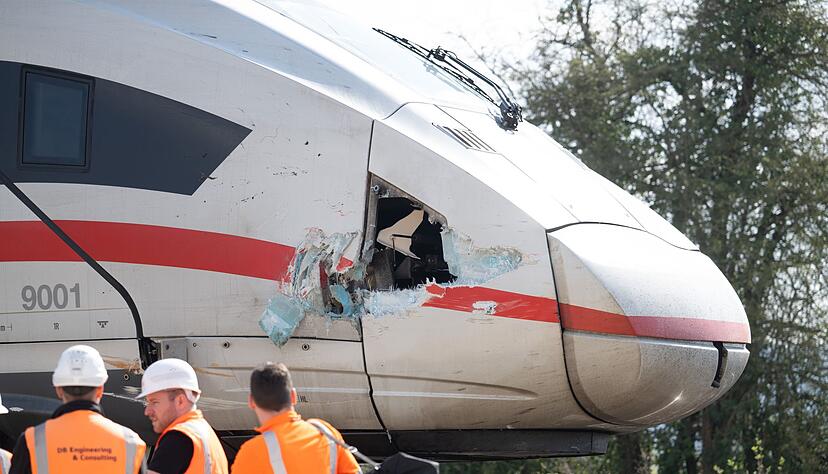 Der durch die Kollision mit einem Baggerarm besch&auml;digte ICE steht bei Gelnhausen auf freier Strecke.