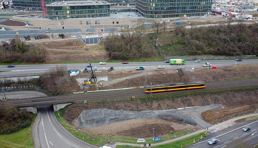 Vorarbeiten für eine Fußgänger- und Radwegbrücke sind bereits zu sehen. Der neue Stadtbahnhalt geht erst 2026 in Betrieb.
