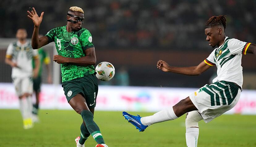 Hatte nach dem WM-Qualifikationsspiel gegen Lesotho eine Schrecksekunde zu überstehen: Victor Osimhen (l). (Archivbild)
