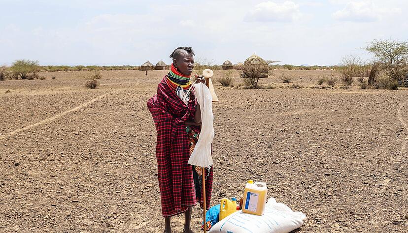 Eine Frau steht in Kenia neben einer Lebensmittelration des Weltern&auml;hrungsprogramms (WFP).
