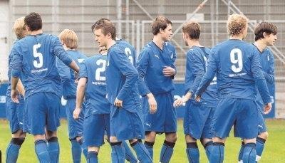 Der Zusammenhalt ist gro&szlig;: Die A-Junioren von 1899 Hoffenheim sind in der Bundesliga S&uuml;d/S&uuml;dwest wieder in der Erfolgsspur. Bei Jahn Regensburg gewann die Elf von Trainer Guido Streichsbier mit 3:2.Foto: Klaus Kr&uuml;ger