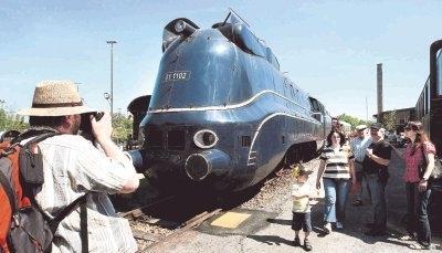 Neuer Star im Eisenbahnmuseum: die einzig erhaltene stromlinienf&ouml;rmig verkleidete Schnelldampflok der Baureihe 01. H&ouml;chstgeschwindigkeit: 150 Stundenkilometer.
