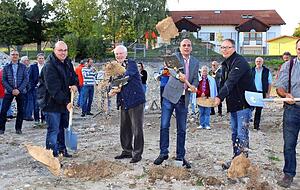 Beim Spatenstich: (v.l.) Architekt Lorenz Kraft, Kirchengemeinderat Ulrich Preuss, B&uuml;rgermeister Timo Wolf, Pfarrer Thomas Beck und Konrad Retzbach vom gleichnamigen Bauunternehmen.
Fotos: Ralf Seidel