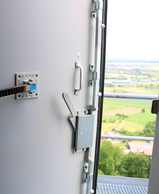 Schwindelfreiheit ist Pflicht: Im Klettergurt hängt er dann an der Außenmauer. Schwindelfreiheit ist Pflicht: Im Klettergurt hängt er dann an der Außenmauer.