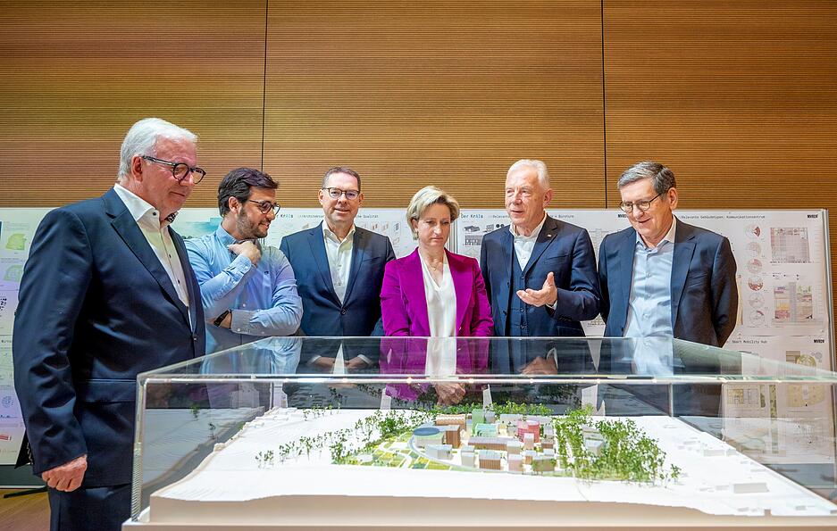 28. März: Das niederländische Architekturbüro MVRDV hat die 50-köpfige Jury mit dem Entwurf „Der Krais“ für den Heilbronner KI-Park überzeugt. Vertreter aus Politik, Schwarz-Gruppe, Stiftung,  Architektur, Ipai und Stadt zeigen den Siegerentwurf. 28. März: Das niederländische Architekturbüro MVRDV hat die 50-köpfige Jury mit dem Entwurf „Der Krais“ für den Heilbronner KI-Park überzeugt. Vertreter aus Politik, Schwarz-Gruppe, Stiftung,  Architektur, Ipai und Stadt zeigen den Siegerentwurf.