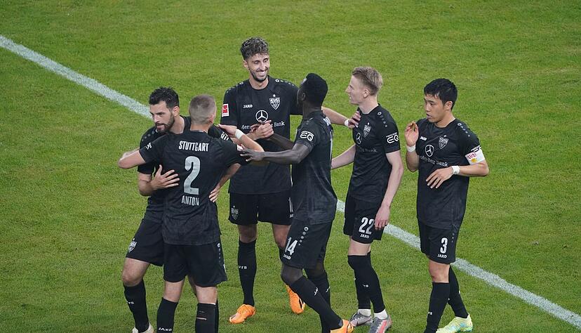 Spieler des VFB Stuttgart feiern ihren Sieg gegen den HSV.
