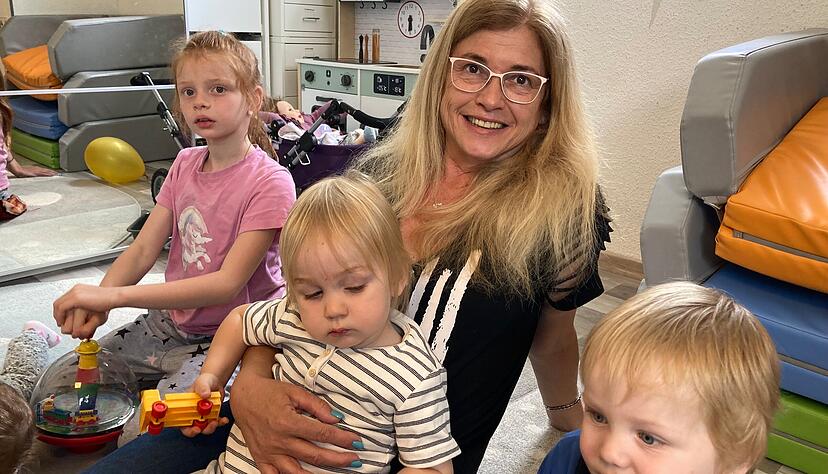 Die Cleebronner Tagesmutter Stephanie Beck mit drei ihrer derzeit f&uuml;nf Sch&uuml;tzlinge.