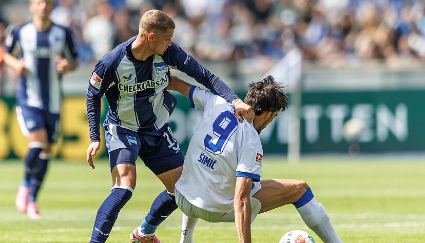 Bei KSC-Stürmer Roko Šimić (r) läuft es noch nicht rund. (Archivbild) Bei KSC-Stürmer Roko Šimić (r) läuft es noch nicht rund. (Archivbild)