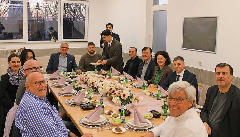 Man kennt sich mittlerweile: Den Abend im Kulturzentrum pr&auml;gen gesellige Gespr&auml;che und ein reger Austausch von G&auml;sten und Gastgeber.