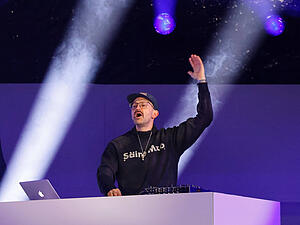 Musikproduzent und S&auml;nger Fritz Kalkbrenner kommt am 1. August auf die Theresienwiese nach Heilbronn.