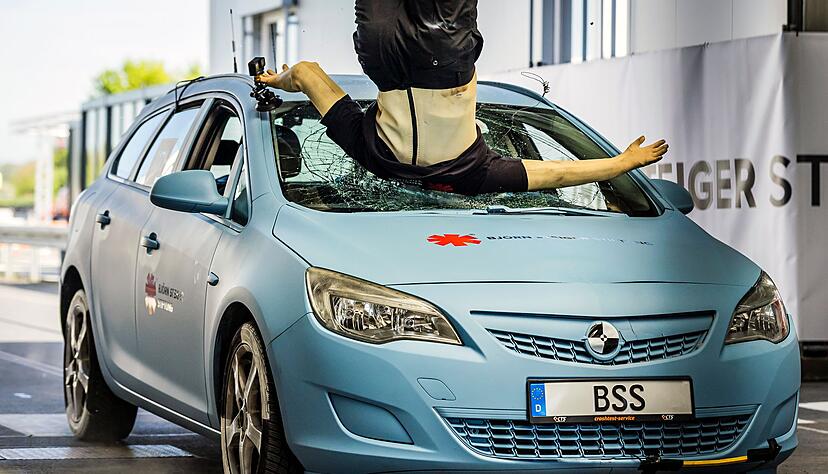 Beim Aufprall versplittert die Windschutzscheibe des heranfahrenden Autos.