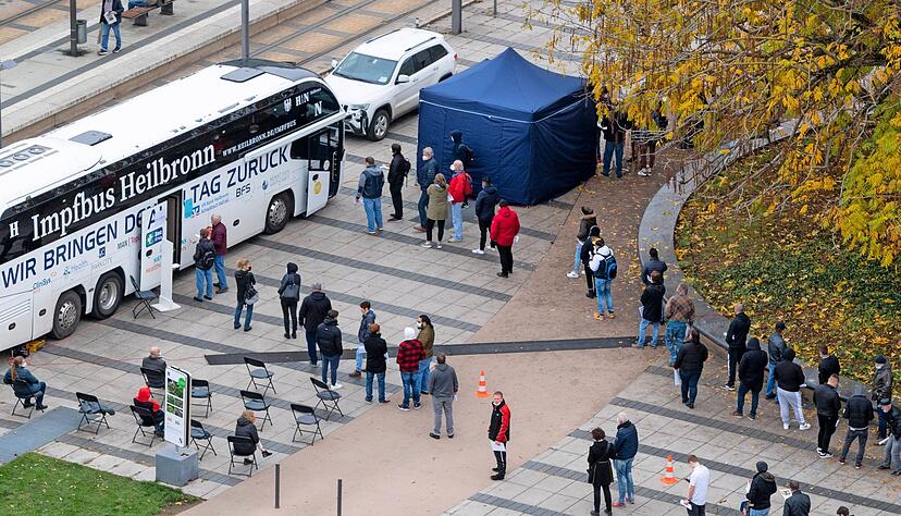 Am Impfbus an der Harmonie in Heilbronn standen schon kurz nach dem Start zahlreiche Impfwillige an. Teils bildeten sich lange Schlangen.
Foto: Mario Berger