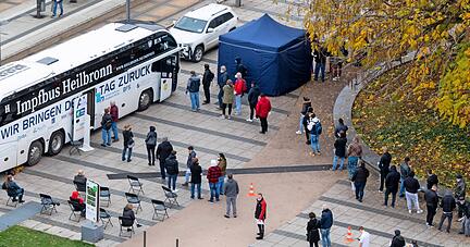 Am Impfbus an der Harmonie in Heilbronn standen schon kurz nach dem Start zahlreiche Impfwillige an. Teils bildeten sich lange Schlangen.
Foto: Mario Berger