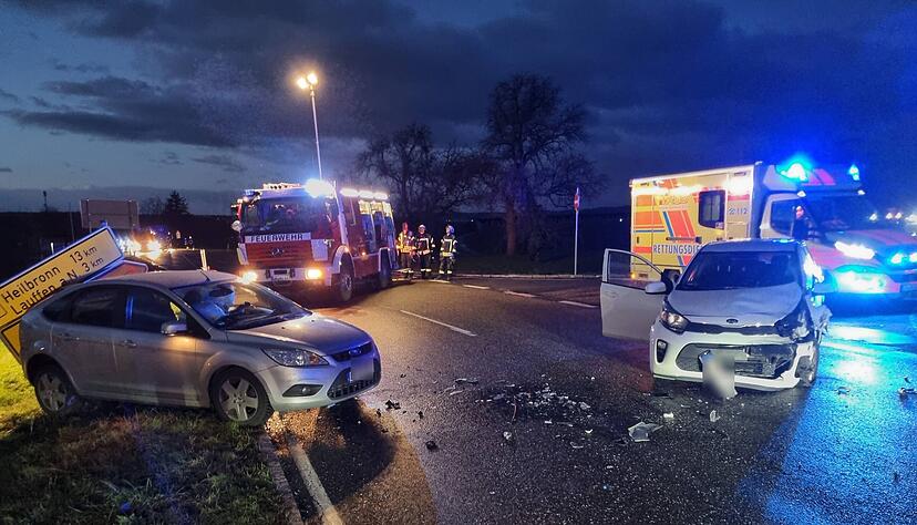 Ein schwerer Kreuzungsunfall ereignete sich auf der B27 bei Kirchheim am Neckar.