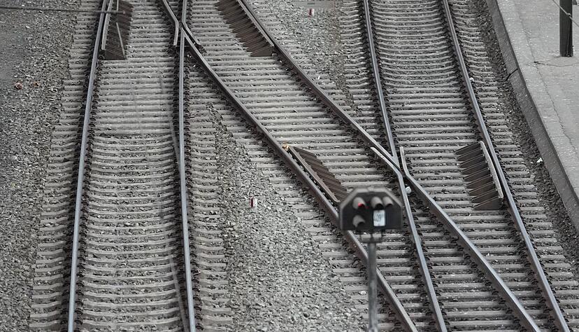 Am Bahnhof Heddesheim/Hirschberg waren alle Gleise f&uuml;r den Zugverkehr gesperrt. (Symbolbild)