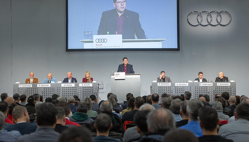 Der stellvertretende Betriebsratsvorsitzende Alexander Reinhart (am Rednerpult) blickte in seiner Rede auf im Frühjahr geschlossene Zukunftsvereinbarung zurück und stellte an den Vorstand klare Forderungen für die Zukunft.