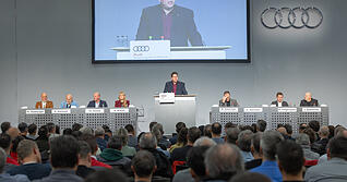 Der stellvertretende Betriebsratsvorsitzende Alexander Reinhart (am Rednerpult) blickte in seiner Rede auf im Frühjahr geschlossene Zukunftsvereinbarung zurück und stellte an den Vorstand klare Forderungen für die Zukunft.