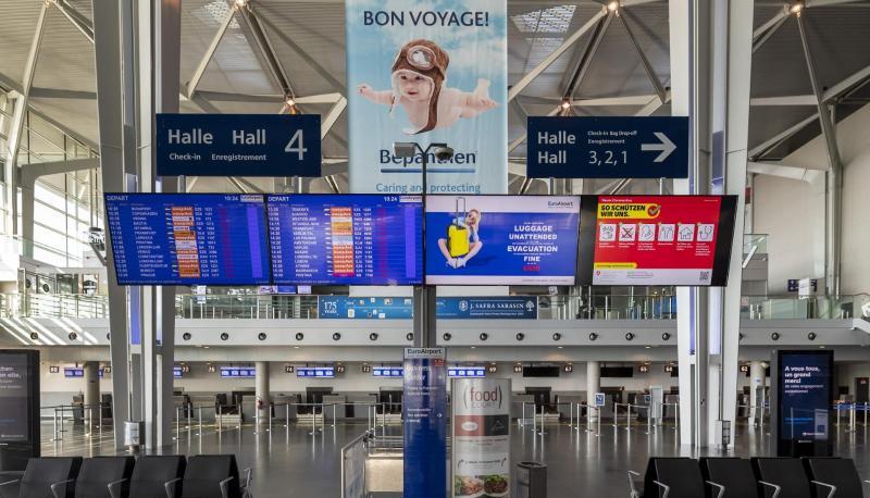 Eine menschenleere Abflughalle am Flughafen EuroAirport. Eine menschenleere Abflughalle am Flughafen EuroAirport.