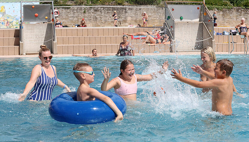 Bei der Hitze am Wochenende zog es die Menschen ins Freibad wie hier in Gundelsheim. Bei der Hitze am Wochenende zog es die Menschen ins Freibad wie hier in Gundelsheim.