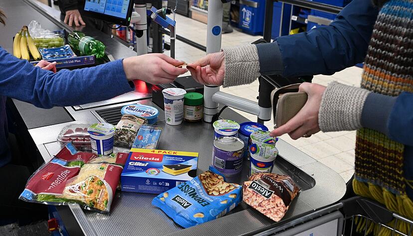 Viele Menschen in Deutschland kaufen mehrmals pro Woche Lebensmittel. (Symbolbild)