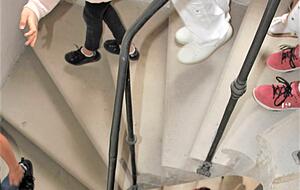 Über schmucklose Wendeltreppen bewegten sich hunderte Dienstboten. Über schmucklose Wendeltreppen bewegten sich hunderte Dienstboten.