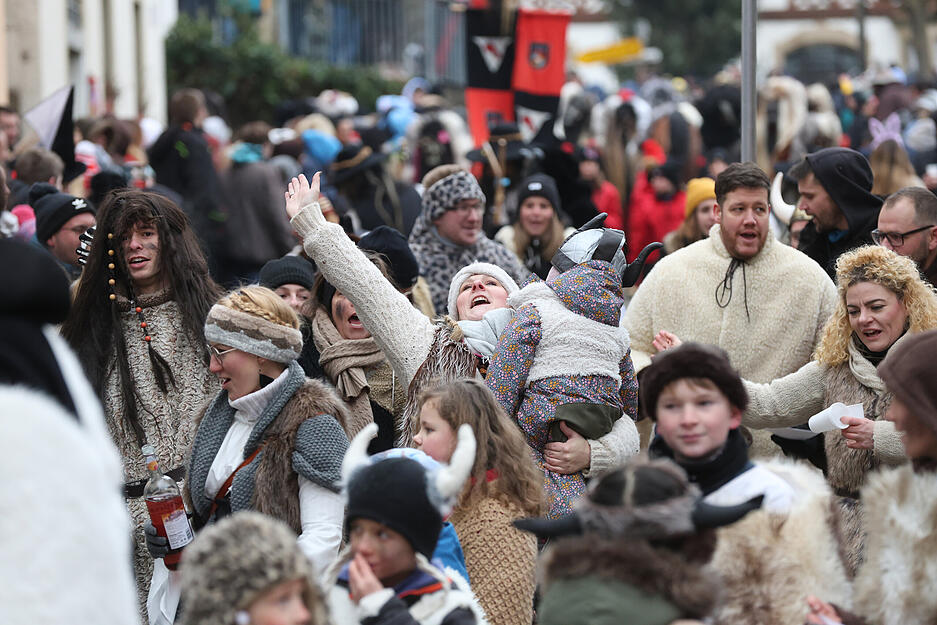 Fasnetsumzug in Brackenheim: Hexen, Dämonen, Böcke ziehen durch die Altstadt