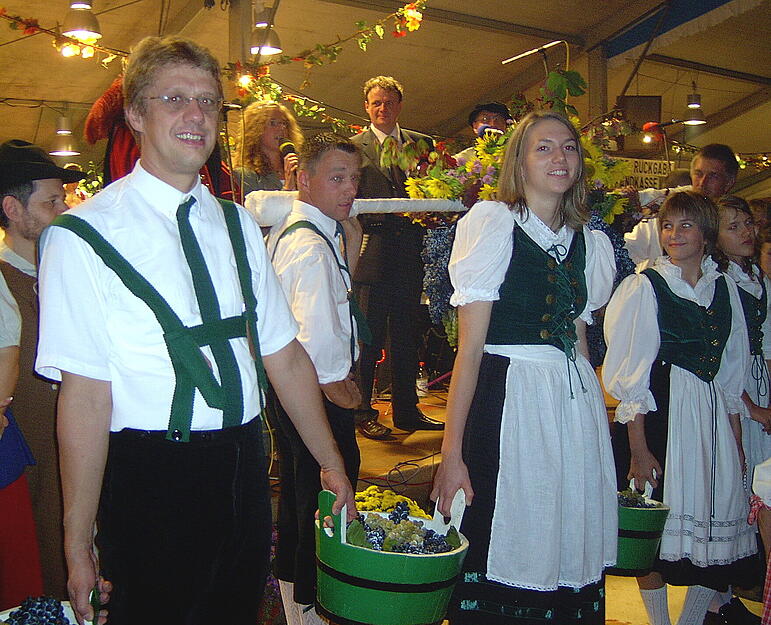 Weingärtner präsentieren 2005 erste Trauben. Weingärtner präsentieren 2005 erste Trauben.