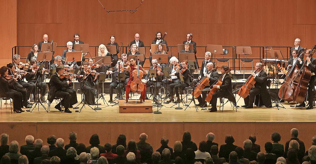 &bdquo;Femmes&ldquo; titelt der Konzertabend mit Raphaela Gromes und dem W&uuml;rttembergischen Kammerorchester Heilbronn in der Harmonie.