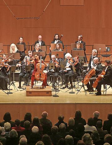 &bdquo;Femmes&ldquo; titelt der Konzertabend mit Raphaela Gromes und dem W&uuml;rttembergischen Kammerorchester Heilbronn in der Harmonie.