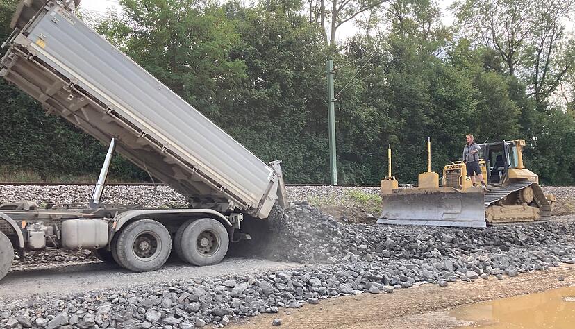 Schotter aus dem örtlichen Steinbruch dichtet den Bahndamm gegen eindringende Nässe ab und wirkt als Gewicht, damit der Damm nicht aufschwimmt.