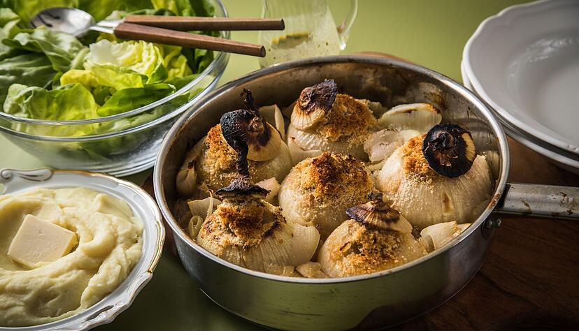 Zu gef&uuml;llten Zwiebeln passen gut frischer Salat und Kartoffelp&uuml;ree.