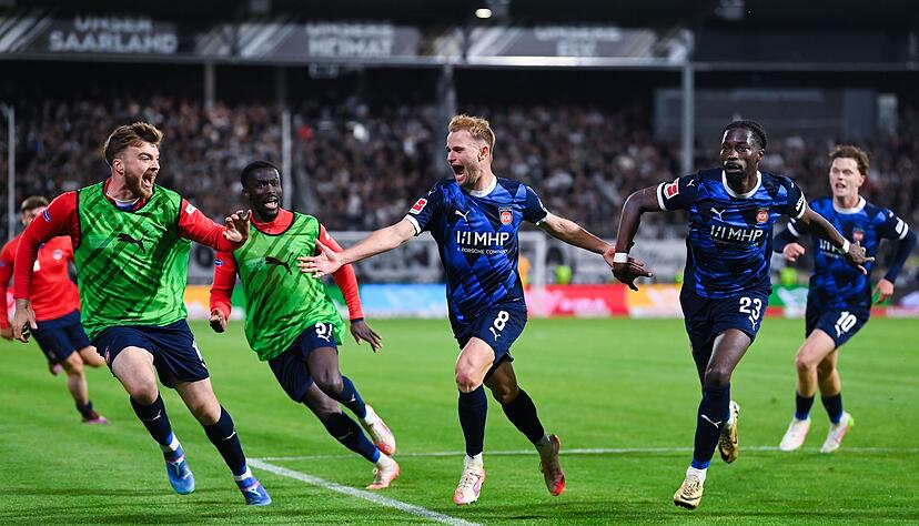 Relegations-Held: Heidenheims Leonardo Scienza (M.) traf zum Sieg in Elversberg.