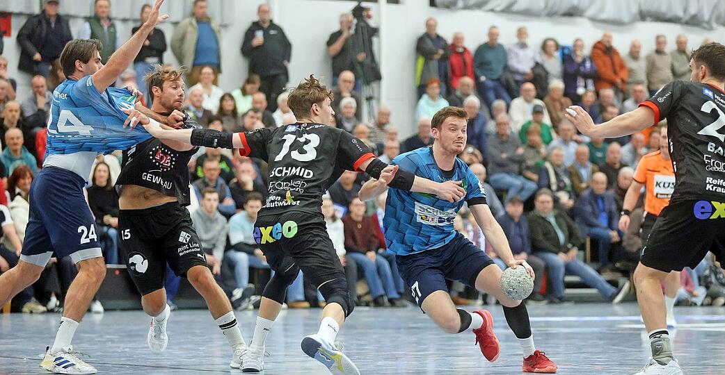 Zupackend: Die Horkheimer Yannik Polifka (am Ball) und Niklas Matusik (links) werden von Lasse Schmid vom TV Erlangen-Bruck gebremst.