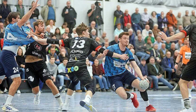 Zupackend: Die Horkheimer Yannik Polifka (am Ball) und Niklas Matusik (links) werden von Lasse Schmid vom TV Erlangen-Bruck gebremst. Zupackend: Die Horkheimer Yannik Polifka (am Ball) und Niklas Matusik (links) werden von Lasse Schmid vom TV Erlangen-Bruck gebremst.