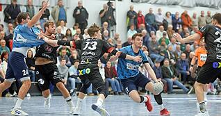 Zupackend: Die Horkheimer Yannik Polifka (am Ball) und Niklas Matusik (links) werden von Lasse Schmid vom TV Erlangen-Bruck gebremst.