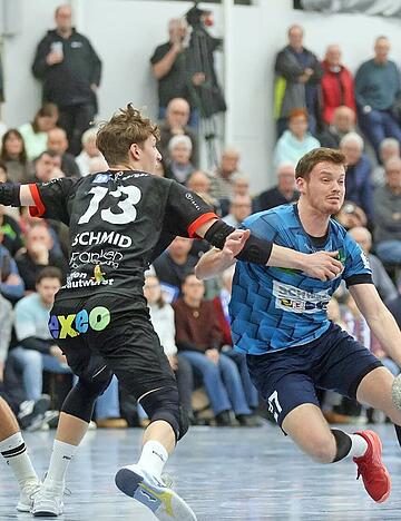 Zupackend: Die Horkheimer Yannik Polifka (am Ball) und Niklas Matusik (links) werden von Lasse Schmid vom TV Erlangen-Bruck gebremst.