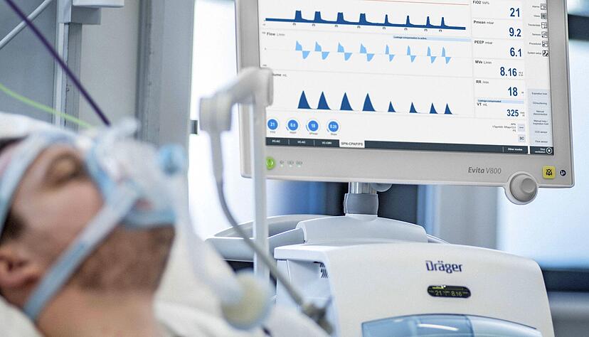 Ein Mann liegt an einem Beatmungsgerät. Viele dieser Geräte müssen so schnell wie möglich gebaut werden, auch mit Bauteilen von Firmen aus der Region. Foto: dpa Ein Mann liegt an einem Beatmungsgerät. Viele dieser Geräte müssen so schnell wie möglich gebaut werden, auch mit Bauteilen von Firmen aus der Region. Foto: dpa
